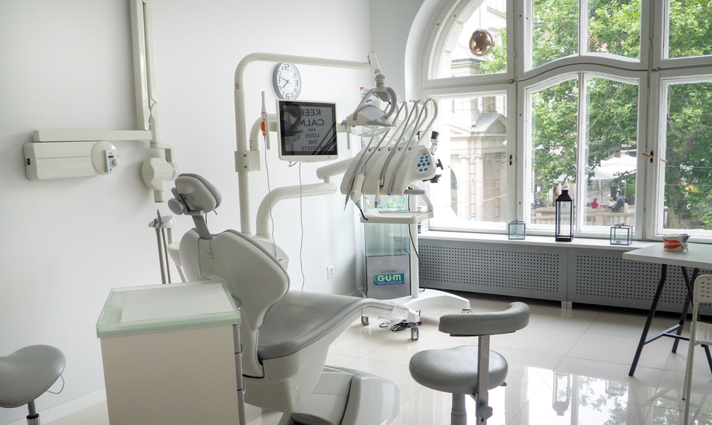 Zdjęcie na okładce dla ChilliDent Stomatolog Dentysta Poznań – Protetyka, Implanty, Korony, Leczenie Kanałowe, Bonding Zębów